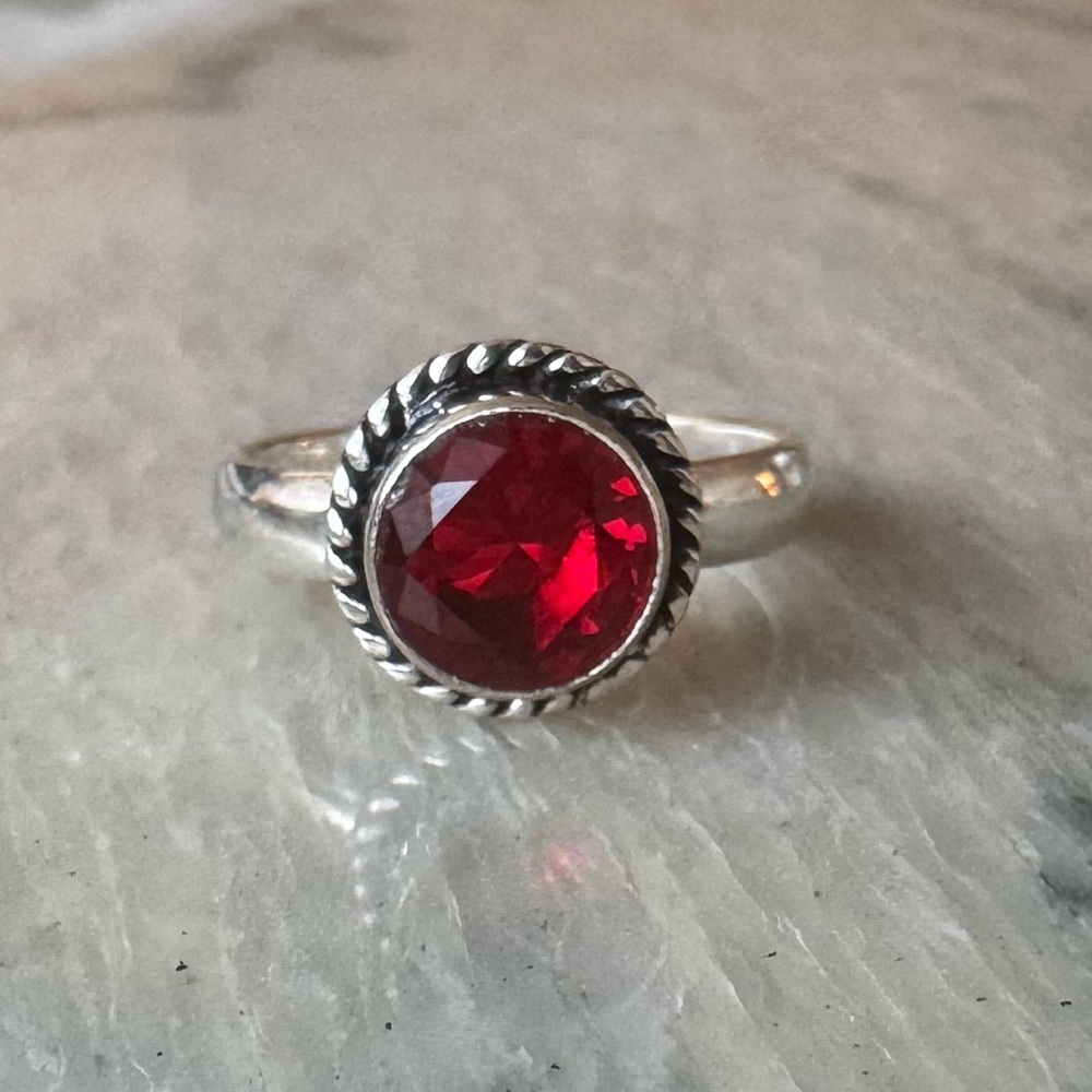 NWOT Sundance Holly Glow Ring, Garnet, Sterling Silver